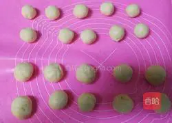 Illustration of how to make crispy bean paste and egg yolk mooncakes 2