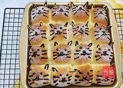 Illustration of how to make kitten squeeze buns 11