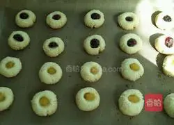 Coconut Illustration of how to make fragrant jam biscuits 11