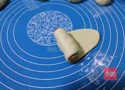 Illustration of how to make sausage bread 8