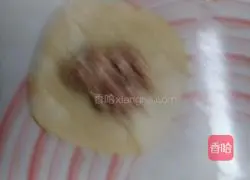 Illustration of how to make fresh meat mooncakes 12