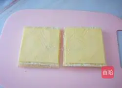 Illustration of how to make egg cheese fried toast 5