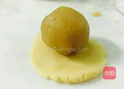 Illustration of how to make egg yolk and lotus paste mooncakes 7