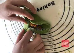 Illustration of how to make matcha salted egg yolk meat floss bread 6