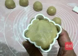 Illustration of how to make egg yolk Cantonese mooncakes 12