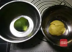 Illustration of how to make honey bean and coconut matcha toast 5