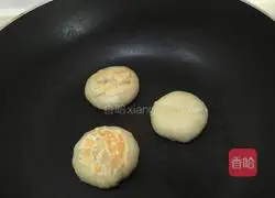 Illustration of how to make traditional Soviet-style fresh meat mooncakes 18