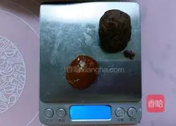 Illustration of how to make egg yolk and bean paste mooncakes 7