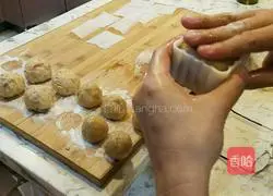 Illustration of how to make (ham and five-nut mooncakes in the 1970s) 7