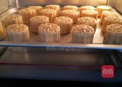 Cantonese lotus paste and egg yolk mooncake recipe illustration 11