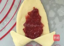 Illustration of how to make popcorn strawberry jam buns 7