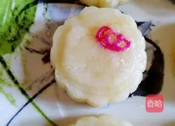 Milk-flavored egg yolk filling ice Illustration of how to make leather mooncakes 9