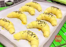 Illustration of how to make croissants 13