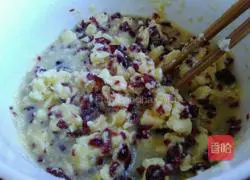 Man Illustration of how to make cranberry biscuits 2