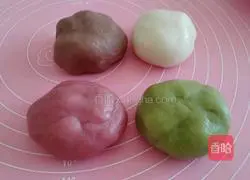 Illustration of how to make four-color snowskin mooncakes 1