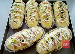 Illustration of how to make chives, bacon, cheese and meat floss bread 17