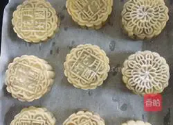 Illustration of how to make egg yolk and white lotus paste mooncakes 9