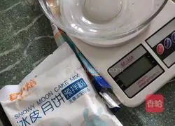 Illustration of homemade snow-skinned egg yolk mooncakes 1