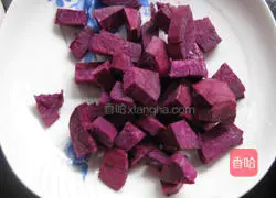 Illustration of how to make purple sweet potato and banana toast rolls 1