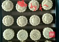 Illustration of how to make chestnut mooncakes 4