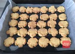 Illustration of how to make egg yolk biscuits 8