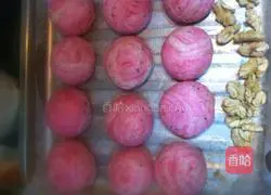 Illustration of how to make dragon fruit meringue mooncakes (pork floss and egg yolk filling) 6