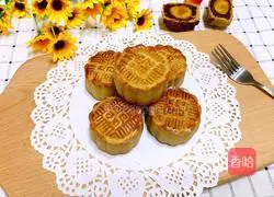 Illustration of how to make egg yolk and bean paste mooncakes 22