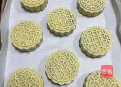 Illustration of how to make Cantonese-style mooncakes with bean paste 5
