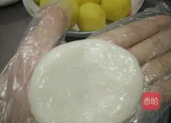 Illustration of how to make snow-skin mooncakes (custard filling) 8
