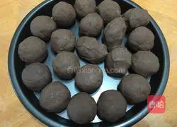 Illustration of how to make egg yolk and bean paste mooncakes 8