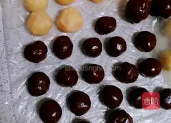 Illustration of how to make brown sugar mooncakes 6