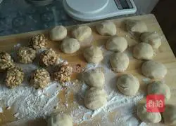 Illustration of how to make five-nut mooncakes 3 