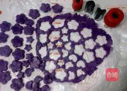 Illustration of how to make romantic purple flower cookies 8