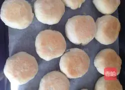 Illustration of how to make crispy five-nut mooncakes 10