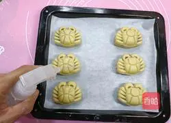 Illustration of how to make bean paste mooncakes 18