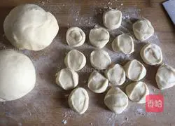 Illustration of how to make rose bread 7