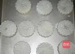 Illustration of making nut and bean paste mooncakes 7