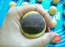 Illustration of how to make red bean filling mooncakes 6