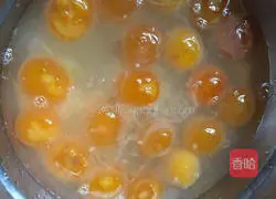 Illustration of making Cantonese mooncakes with bean paste and egg yolk 4