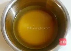 Illustration of how to make Cantonese mooncakes with red bean paste filling 1