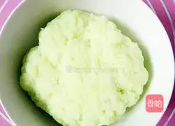 Illustration of how to make fruity bean paste-filled snowskin mooncakes 3