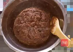 Mooncakes are out of the oven! Illustration of how to make 1