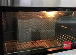 Illustration of how to make meat floss toast 14