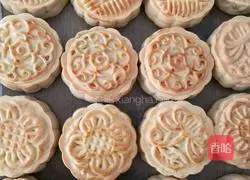 Illustration of making five-nut mooncakes 15