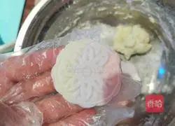 Illustration of how to make homemade snowskin mooncakes 3