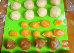 Illustration of how to make Cantonese-style mooncakes (egg yolk with white lotus paste) 9