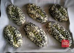 Illustration of how to make pineapple stuffed sesame soft European buns 14