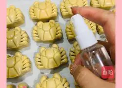 Illustration of how to make crab mooncakes 19