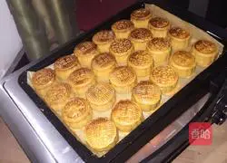 Illustration of how to make bean paste mooncakes 6