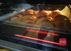 Illustration of how to make crispy croissants 14